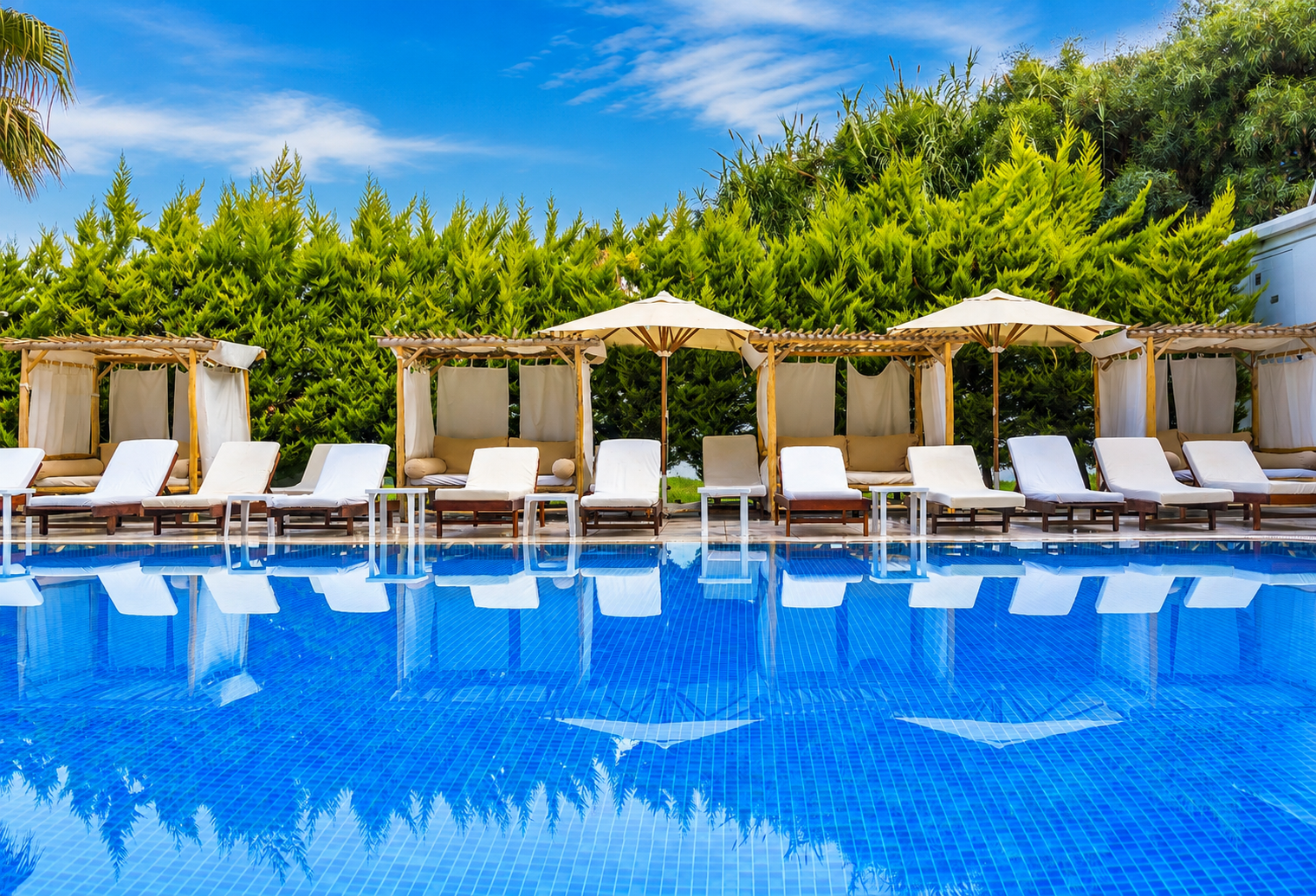 Qinn Hotels açık yüzme havuzu ve özel kabinler
