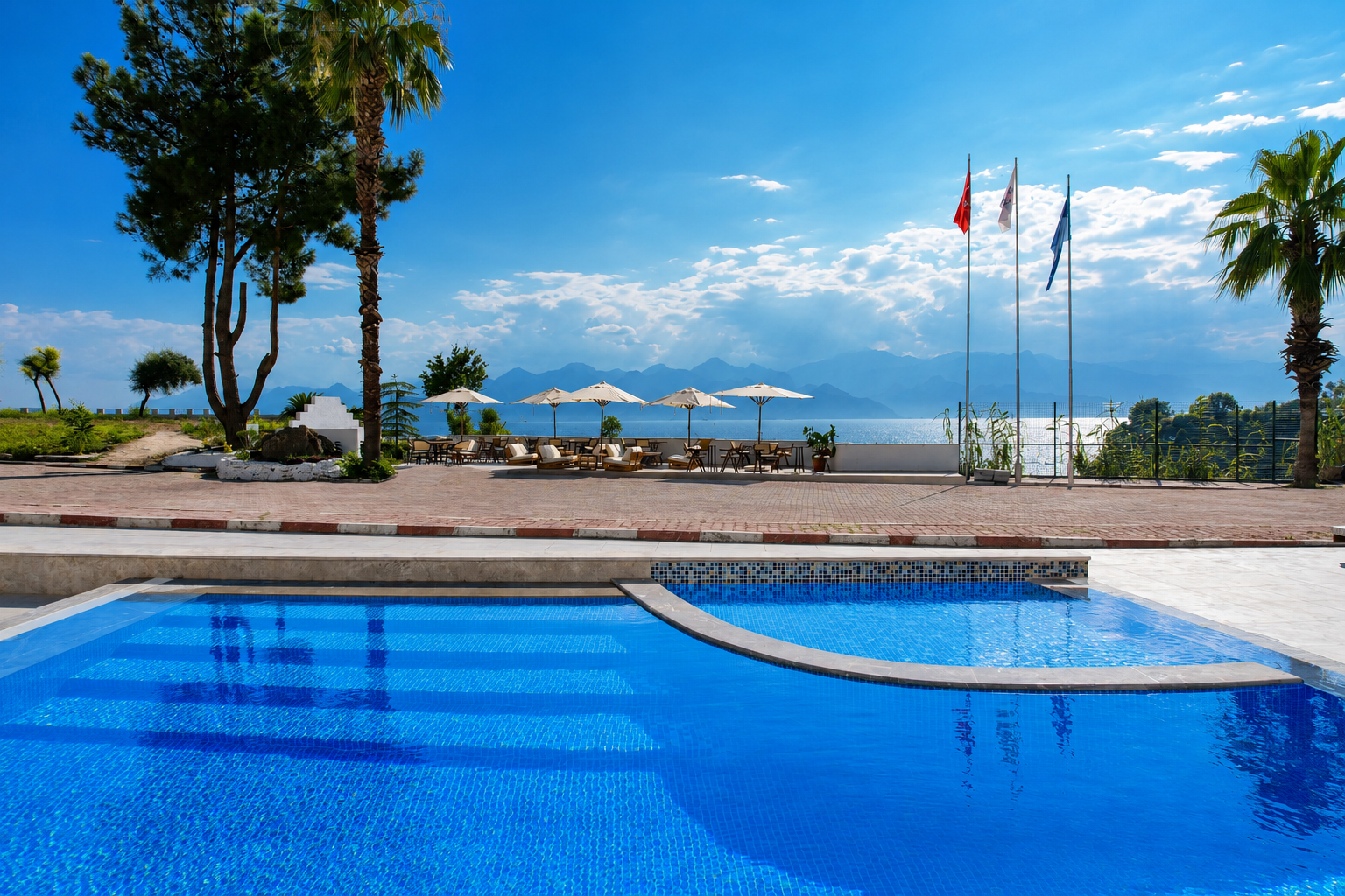Konserve Koyu manzaralı Qinn Hotels havuz terası