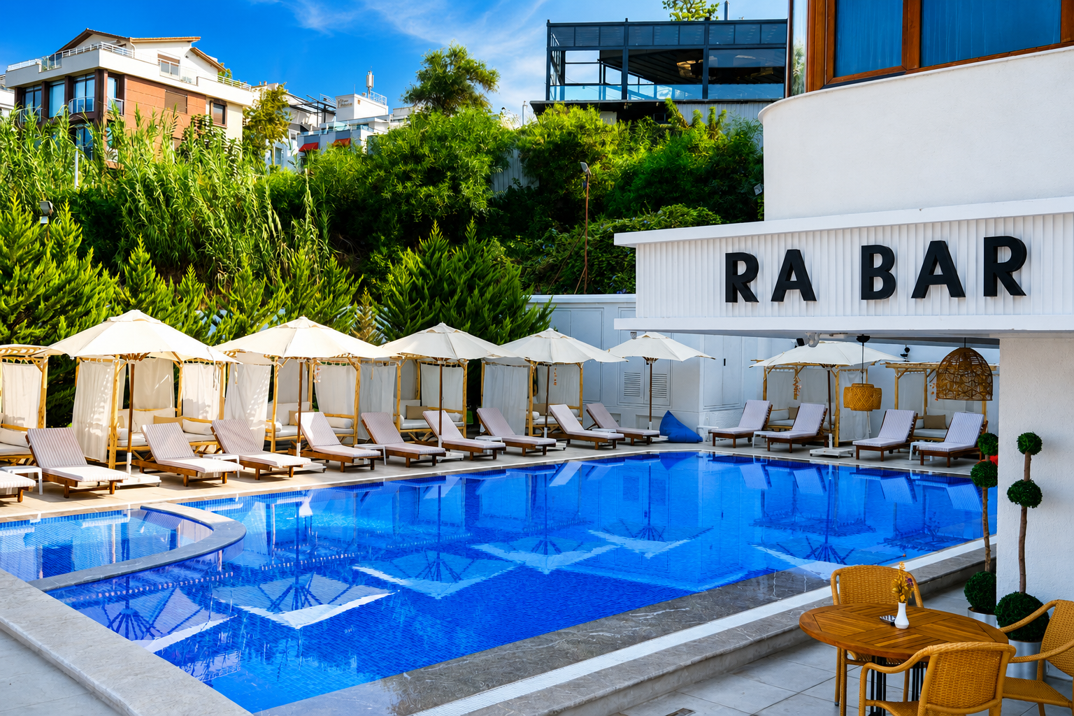 Ra Pool Bar ve havuz başı oturma alanı